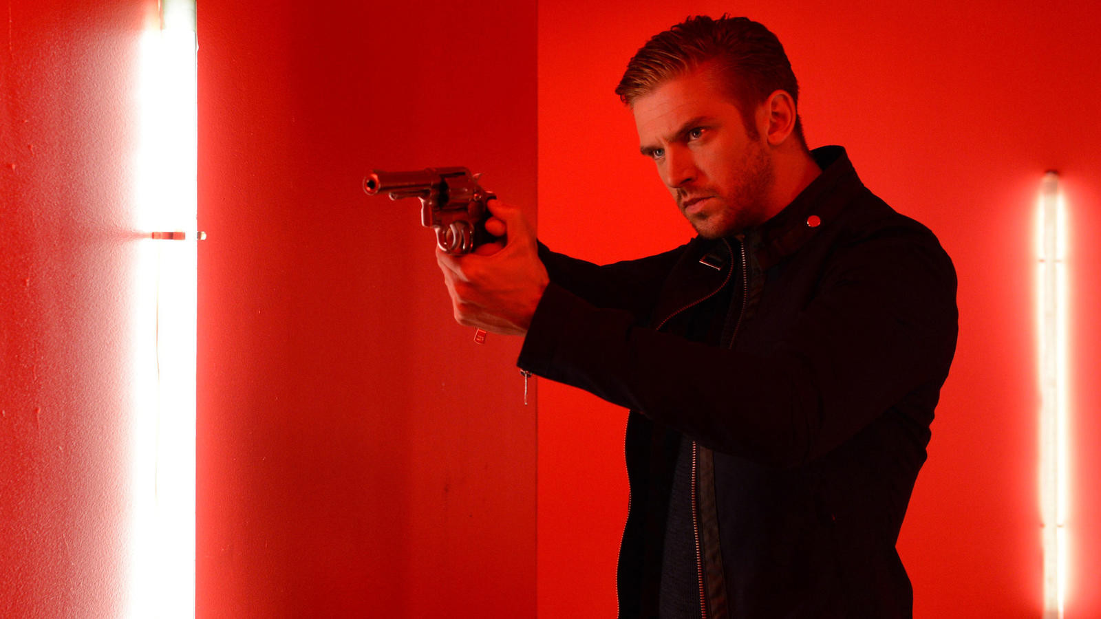 dan stevens jacket the guest